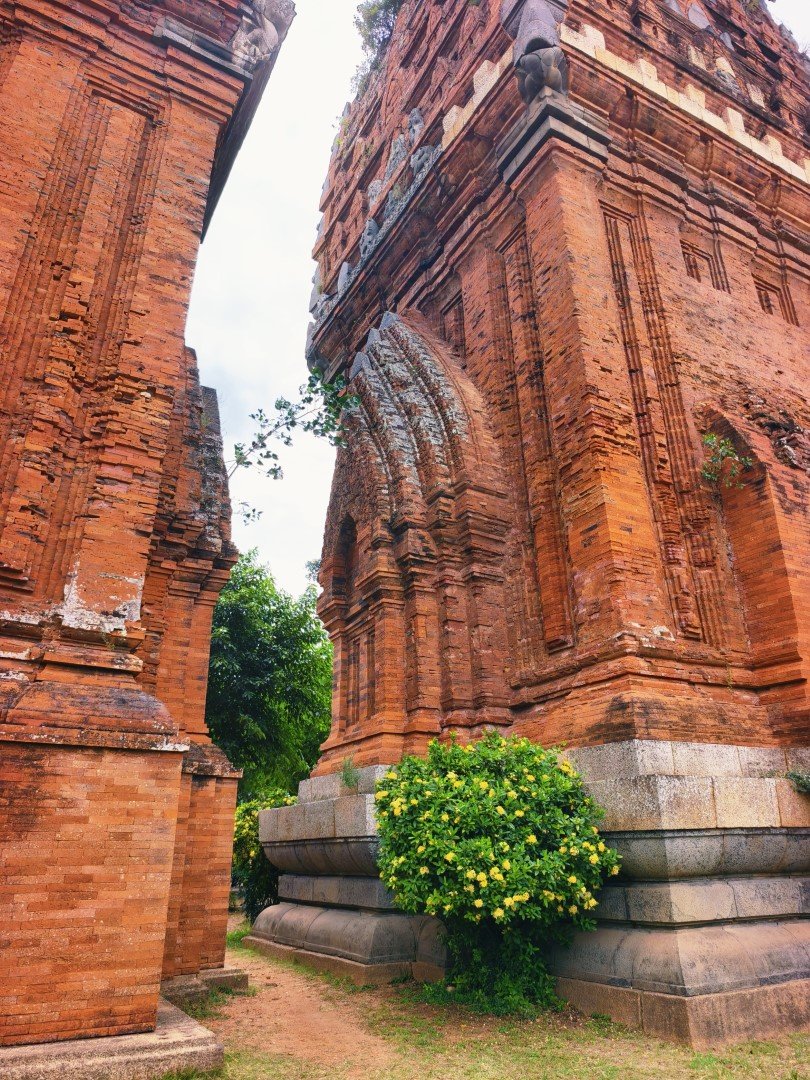 Башни-близнецы Тхапдой в городской черте Куиньона